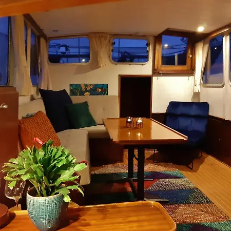 Motor Yacht Almaz Hotel na wodzie