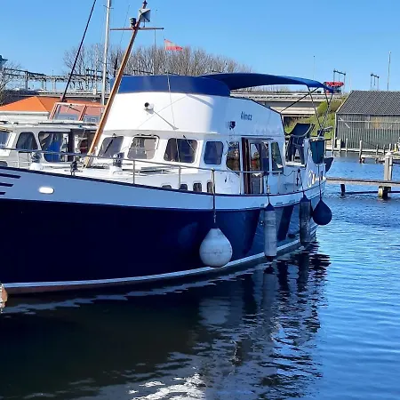 Motor Yacht Almaz Bådhotel *
