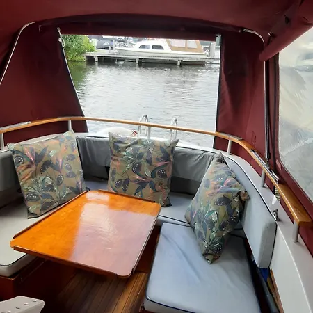 Hotel na wodzie Motor Yacht Almaz