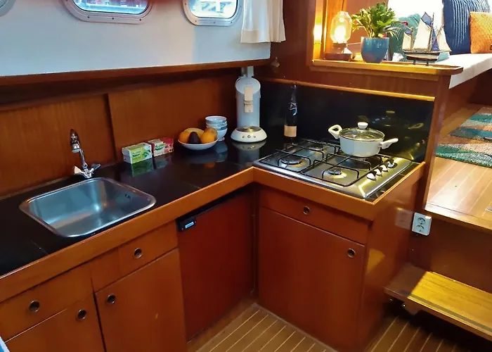 Botel Motor Yacht Almaz Amsterdam