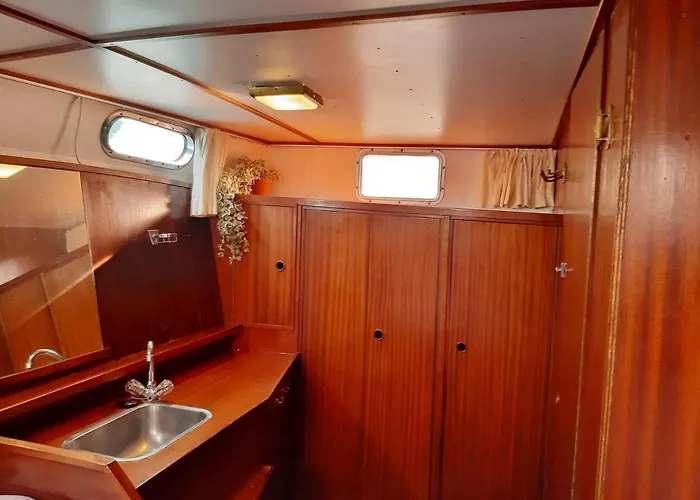 Botel Motor Yacht Almaz Amsterdam