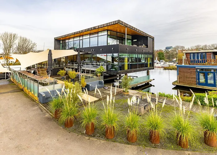 Botel Motor Yacht Almaz Amsterdam