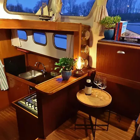 Motor Yacht Almaz * Amszterdam