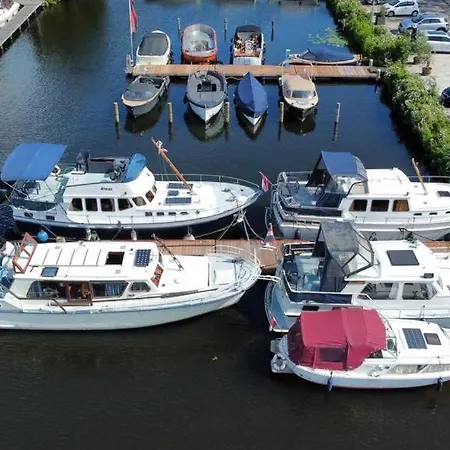 Motor Yacht Almaz Úszó hotel *